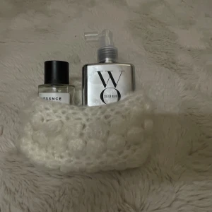 Bubble stitch vit neccesär - Superfin handvirkad neccesär i mjuk vit ull med bubbligt mönster framtill. Perfekt för dig som vill ha en mysig och bra förvarings väska. Passar dig som gillar fluffiga detaljer och enkel stil.