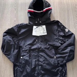 Moncler windbreaker  - Säljer nu min feta moncler windbreaker till bra pris. Jackan är i mycket fint skick o knappt använd jackan är i stlr 2/m. Tveka inte på o höra av er// g0