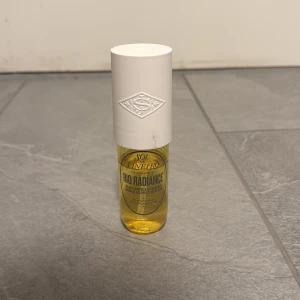 Sol de Janeiro Rio Radiance mist - Fräsch body mist från Sol de Janeiro med namnet Rio Radiance. Perfekt för dig som vill ha en tropisk vibe året runt. Smidig flaska som är lätt att ta med. Volym och ingredienser syns ej tydligt på bilderna.