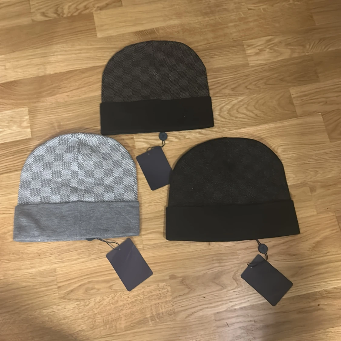 Snygga 𝑳𝑽 mössor, - 1