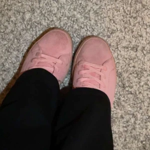 Rosa Vagabond sneakers med platåsula - Säljer ett par snygga rosa sneakers från Vagabond med platåsula. Skorna har rund tå, snörning och är gjorda i mocka. Perfekta för dig som vill ha lite extra höjd och en trendig look. Färgen är ljusrosa och de har en stilren design. Skorna har använts några gånger.💕💕