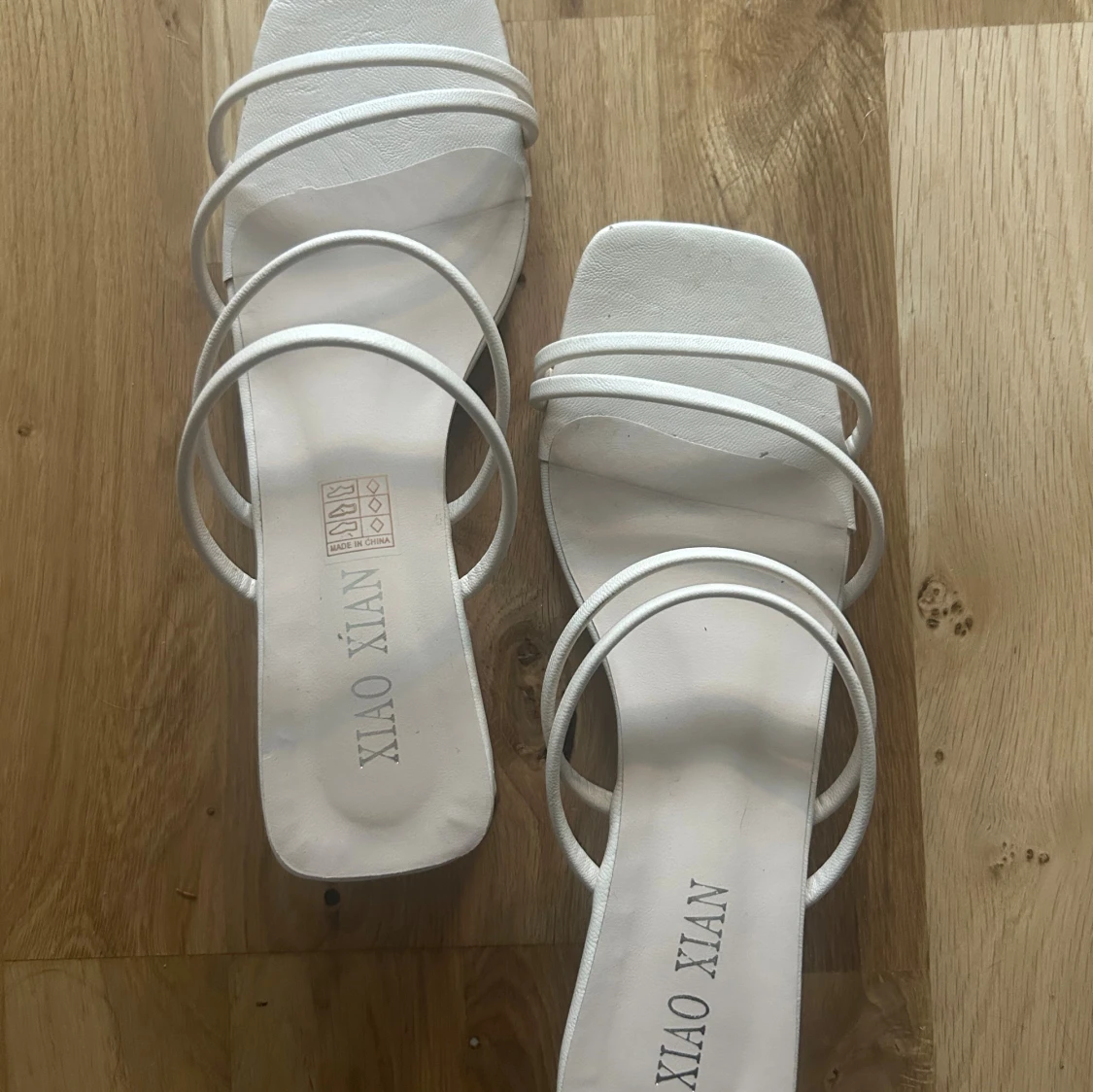 Vita sandaler med låg klack