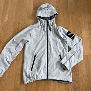 Peak Performance jacka - Snygg vit jacka från Peak Performance | Storlek S/XS | Två mindre fläckar som inte märks av vid användning, utöver det Mycket bra skick✅|