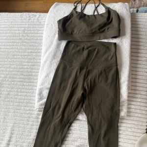 Olivgröna leggings från Shein - Olivgröna leggings från Shein. XS