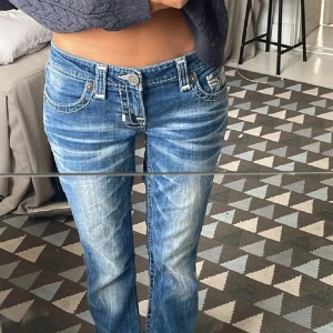 Lågmidjade bootcut - Säljer dessa super snygga Lågmidjade jeansen från Big Star då de är lite för stora💕trycket på baksidan är slitet (se sista bild).