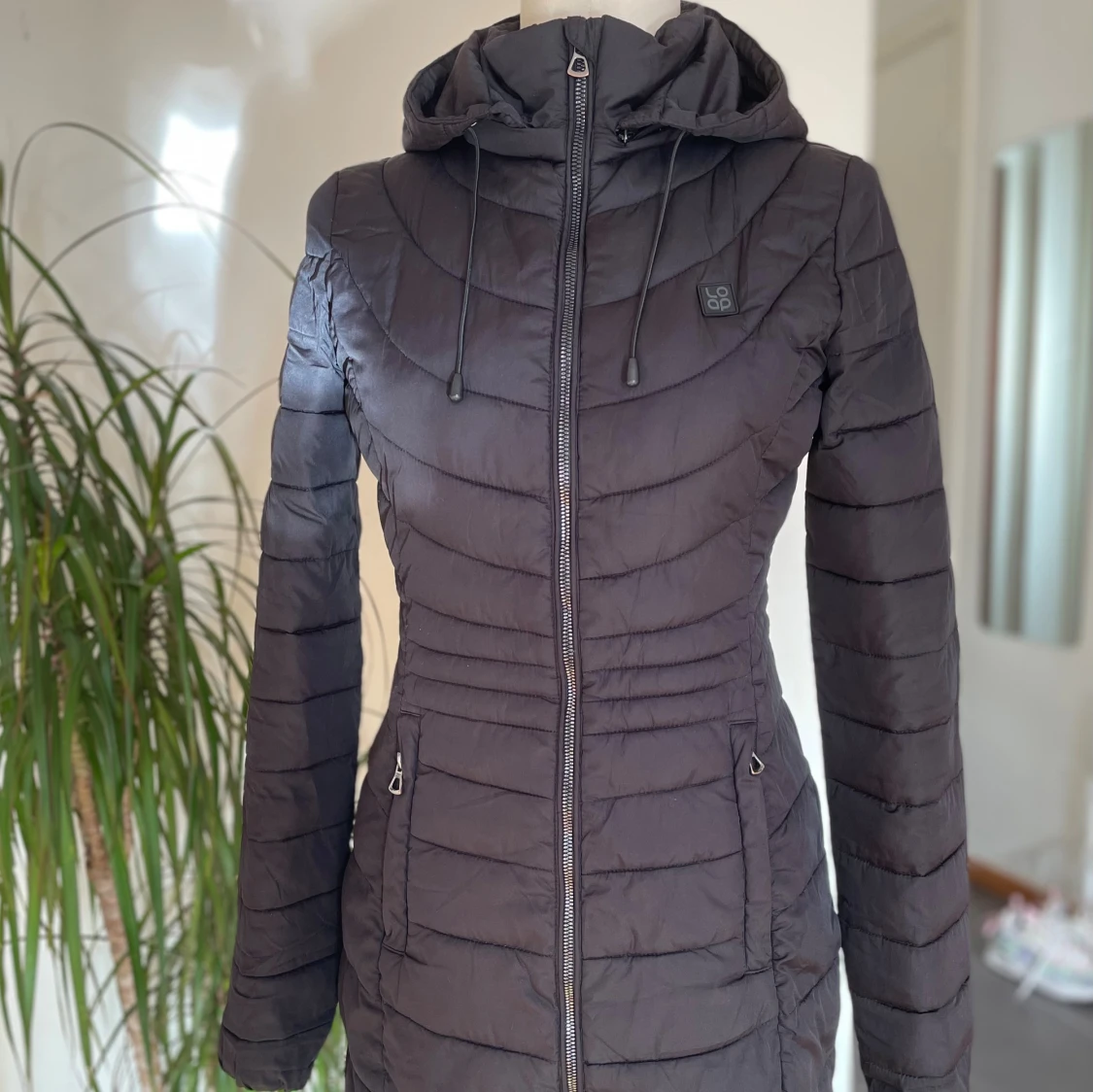 Svart lång pufferjacka från Loop