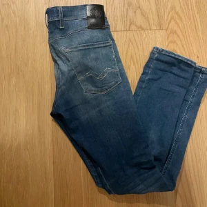 Replay anbass 28/32 - Säljer ett par riktigt feta replay anbass i storleken 28/32! Riktigt snygg färg som passar året runt! Skriv vid funderingar ⚜️⚜️⚜️