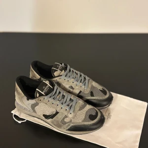 Valentino Rockrunners | Size 42,5 - Säljer dessa sjukt feta rockrunners | Helt perfekt nu till hösten, vintern | Size 42,5 | skick 7,5/10 | Dustbag medföljer ! 
