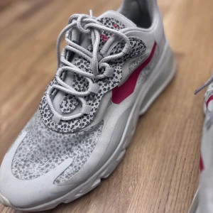 Nike Skor - Bekväma och i bra begagnat skick. Använda men väl omhändertagna, inga större slitningar.  Perfekta för vardag eller träning.