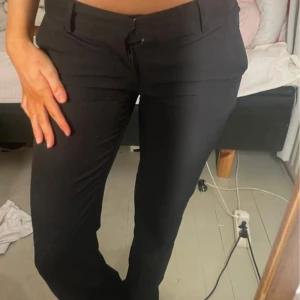 bikbok kostumbyxor - Low waist kostumbyxor från bikbok, Nya!!! Nypris 440kr💓strolek 34,  vera model