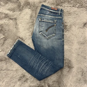 Dondup George Jeans - Dondup George jeans, Skick 9/10, Storlek 30, Jeansen är uppsydda ca 5cm( bild 5). Hör av dig vid funderingar!