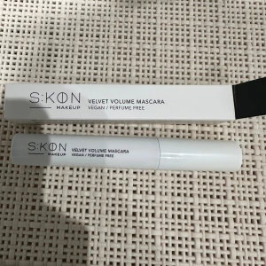 SKON Velvet Volume Mascara svart - SKON Velvet Volume Mascara i svart ger volym och markerade fransar. Vegansk och parfymfri formula som bygger djup och fyllighet för en definierad, öppen blick. Kommer i stilren vit tub med tillhörande kartong.