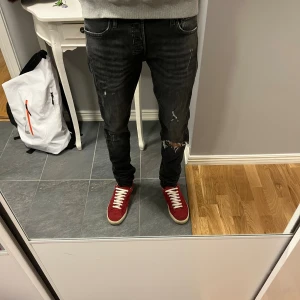 Jack & Jones slim fit glenn - Säljer ett par riktigt snygga jack & Jones jeans i modell slim fit glenn. Storlek W32 L34. Har ni några frågor är det bara och ställa. Vid snabb affär kan jag gå ner i pris 