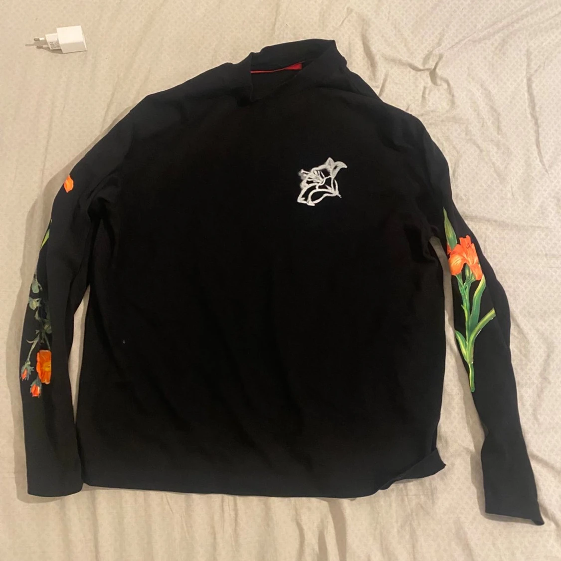 Svart långärmad tröja från HUGO med blommor - 1