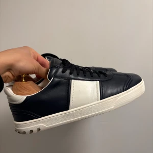 Valentino flycrews mörkblåa läder - Snygga Valentino Flycrews i toppskick! (Alla nitar kvar) ✅