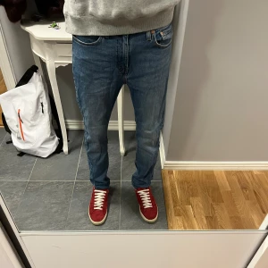 Levi's 510 - Säljer ett par Levis 510. Riktig snygga nu till vintern. Storlek är W30 L32. Om ni har några frågor är det bara och höra av sig. Vid snabb affär kan jag gå ner i pris 
