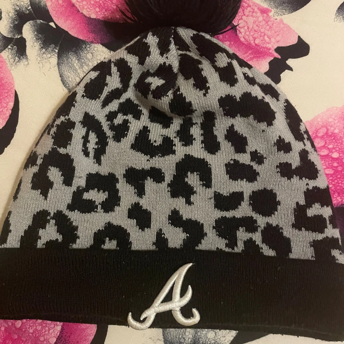 Leopardmönstrad mössa med tofs och A-logga - 1