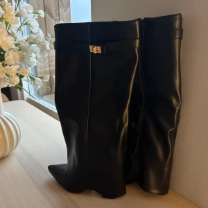 Svarta läder fold-over stövlar - Stövlarna är i mycket bra skick, har varit väl omhändertagna och är tillverkade utav hög kvalitet. Stövlarna har använts 3 gånger och har väldigt få tecken på användning.