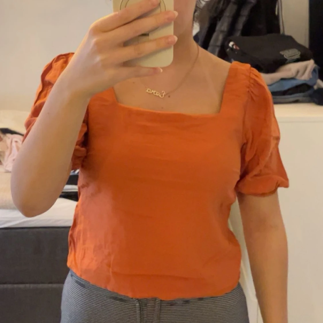 Rostorange blus med puffärm