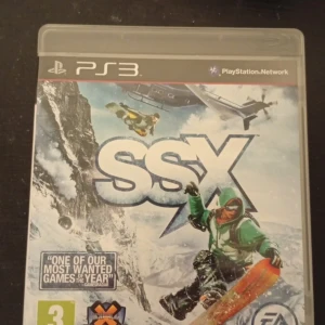 SSX (PS3) - SSX till PlayStation 3 i mycket fint skick, komplett med fodral, skiva och manual. Upplev fartfylld snowboardåkning på världens mest ikoniska berg. Skivan och fodralet ser ut att vara i bra skick utan synliga repor eller skador.