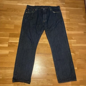 Levi's 501 mörkblå jeans straight fit - Säljer ett par klassiska Levi's 501 jeans i mörkblå färg, är ganska baggy och är i ny skick. Har inte användt alls på grund av fel storlek 