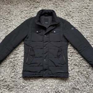 J Lindeberg Bailey field jacket - Säljer denna riktigt feta j Lindeberg field jacketen!⭐️Skick : 9/10🙌Storlek S passar S!⭐️NYPRIS = 4000kr! Hör gärna av er om ni har funderingar!👍