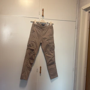 Beige cargopants från jack & jones - Cargo pants från jack & jones i storlek 27/30, aldrig använda. 