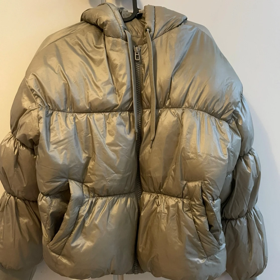 Beige pufferjacka från H&M Divided - 3