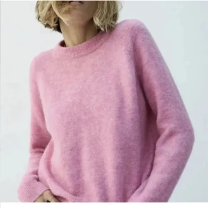 Rosa stickad tröja från C.W. - Mysig rosa stickad tröja från C.W. i storlek S. Tröjan har rund hals, ribbade muddar och lång ärm. Perfekt för dig som gillar en chill och soft look med lite oversized känsla. Materialet är fluffigt och ger en skön vibe under höst och vinter.