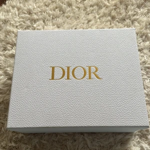 Väska  - En jättefin väska. Allt ingår på bilden. 