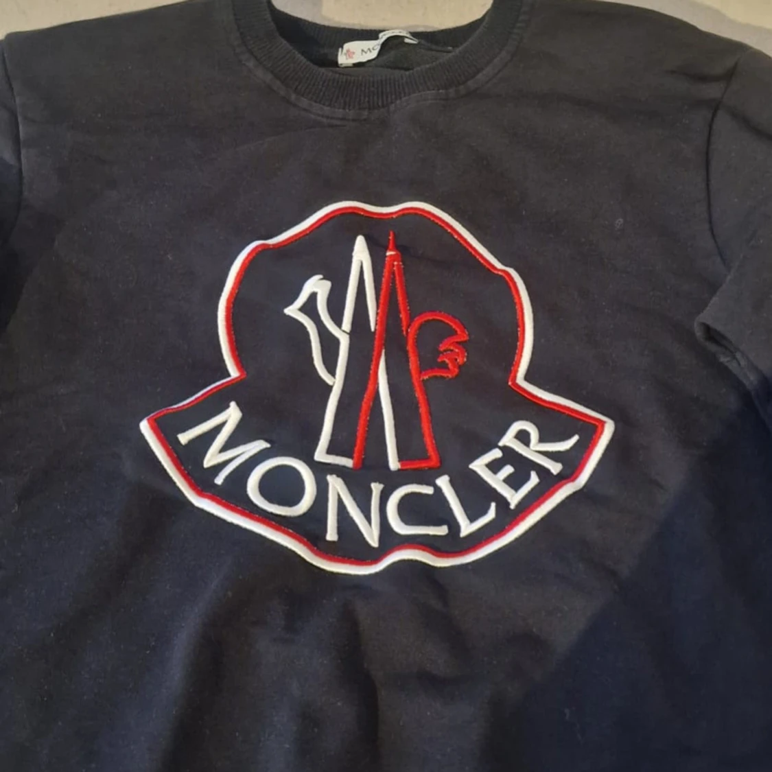 Svart Moncler sweatshirt med broderad logga - 1