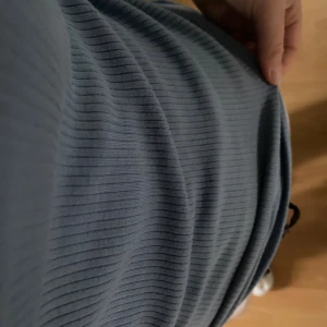 Ribbad tröja - Säljer denna supersköna tröja från me&i. Är verkligen superfin på och så skön i materialet men gillar inte så mkt att ärmarna e lite korta och därav inte kommer  inte användning. Den matchar till de flesta plagg och kan användas både till vardags och uppklätt! Är använd några få gånger! 