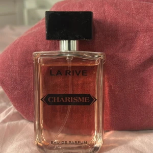 La Rive Charisme Eau de Parfum - La Rive Charisme Eau de parfu.Perfekt för dig som vill sticka ut med en unik doft. Flaskan är stilren.
