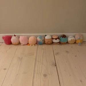 Squishmallow - Du får med 10 st småa gulliga squishmallow som är från Lekia
