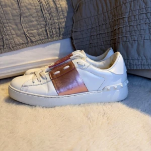 Valentino open skor - Valentino Open skor med metallisk rosa detaljer, bra skick