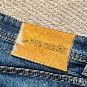 Jacob cohën jeans bard - Jacob cohën jeans Bard .  Storlek W32 , modellen är 180 cm och 75 kg. Mått A: 42  cm, B: 101 cm. Kom med frågor!  Inga defekter som inte syns på bild ☺️ personlig favorit utav alla ute just nu ☺️