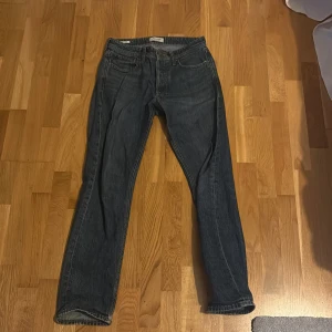 Jack & Jones Relaxed Chris jeans blå - Säljer ett par blå jeans från Jack & Jones, modell Relaxed Chris. De har en avslappnad passform med raka ben och klassisk femficksdesign. Jeansen är tillverkade i slitstarkt denim och har en snygg tvättad look som ger dem extra karaktär. KNAPPT ANVÄNDA