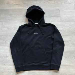Valentino hoodie - Snygg hoodie I stl M men passar s, QR kod fungerar som tar dig till hemsidan med samma modell i affären, skriv för frågor samt bilder