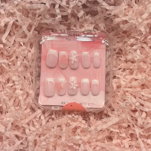 Press-on naglar rosa NailBox By Alma - Snygga hemma gjorda press-on naglar i ljusrosa med söt 3D-blomdekor och målad blomma . Naglarna har en kortare passform och i formen Squareoval. Perfekt för dig som vill ha naglar utan salong💕💕