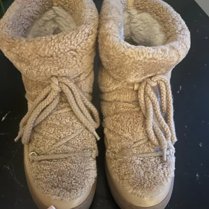 Inuikki curly - Såå fina🥹🥹 säljer för jag vill köpa andra vinterskor, köpte dessa för runt 2800 kr i butik, enbart använda runt 10 ggr