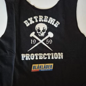 Pirat * Linne * Stl unisex S - * Svart t-shirt från Blåkläder med avklippta ärmar. * Tryck av en dödskalle, korslagda spikar och texten "Extreme Protection 1959 Blåkläder Workwear". * Stl unisex S (Se mått) passar dam S-M enligt mig. * Mått armhåla till armhåla ca 45 cm * Längd ca 57 cm  * Mycket bra skick  Djur och rökfritt hem. Se bilder och förstora då de ingår i beskrivningen. Se gärna mina övriga annonser.   Vid avhämtning finns den i Sollentuna.