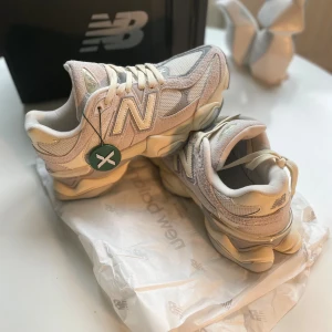 New Balance 9060  - Säljer ett par New Balance 9060 sneakers i beige och grå toner. Helt oanvända storlek 40 EUR original låda följer med den är skadad på grund av flytt till ny lägenhet men skorna är helt oanvända säljer den för 1300kr för fler bilder är det bara att meddela. 