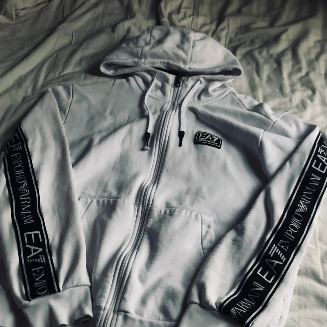 Vit hoodie från EA7 Emporio Armani