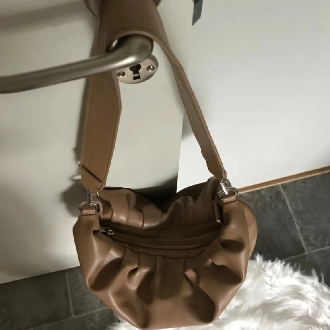 Beige axelväska - 1