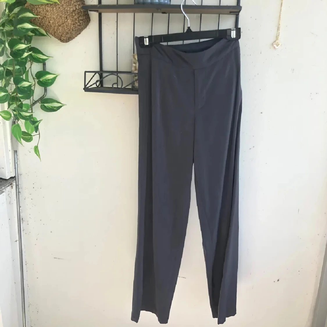 Mörkgrå wide byxor