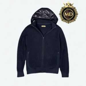 Mörkblå stickad cardigan från sayless  - Mörkblå stickad cardigan med dragkedja framtill och två fickor med dragkedja. Jackan har en avtagbar glansig huva i syntetmaterial som ger en sportig vibe. Perfekt för dig som gillar stilren och enkel design med en twist. Cardiganen är i mycket fint skick. Jackan är slutsåld och går inte få tag på! Skriv vid frågor eller mer bilder⚜️