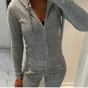 Juicy couture  - Säljer nu mitt jätte snygga juicy couture set ja köpte från plick tidigare( första bild e gamla ägarens) det är däremot en Frans lim fläck där back på tröjan men de inget man tänker på mycket, byxorna är i strl xxs och tröjan xs. Köpte för 800 men säljer billigare pga fläcken och för den är ändå använd men okej skick.