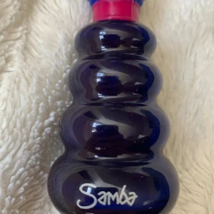 Samba parfymflaska blå - Cool och unik parfymflaska från Samba med vågad design och ungdomlig känsla. Perfekt för dig som vill sticka ut med din stil. Volym och ingredienser syns ej på bilden.
