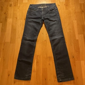 Low waist Lois jeans - Low waist jeans från märket Lois med super snygga detaljer. Rakt över midjan är det 34cm och innerbenslängden är det 81cm skriv gärna för fler bilder eller info om dom💕