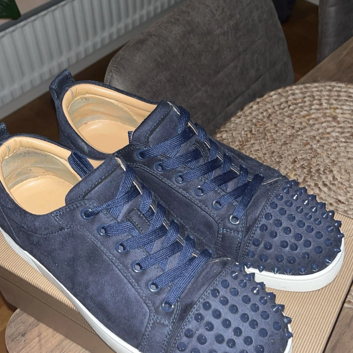 Mörkblå Louboutin sneakers med nitar - 1